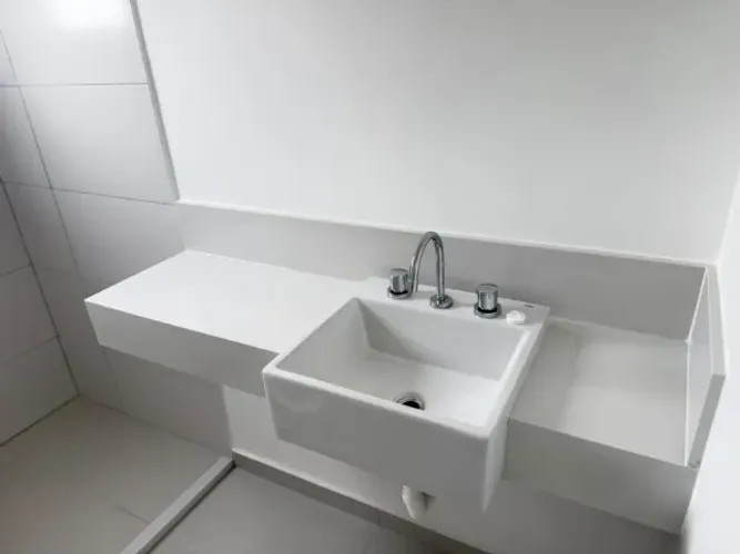 Pia para banheiro medindo 1,32x0,35m