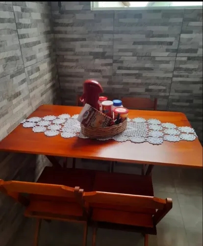 Vendo mesa dobravel com 4 cadeiras