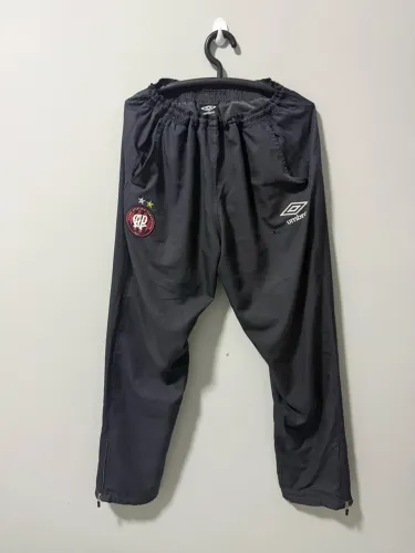 Calça Umbro Athletico Paranaense - Viagem (escudo CAP) - Tamanho G