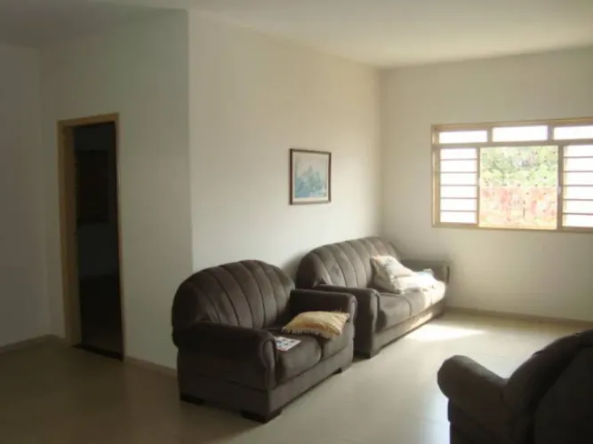 Casa Ampla à Venda em Uchoa/SP ? 05 Dormitórios e Edícula