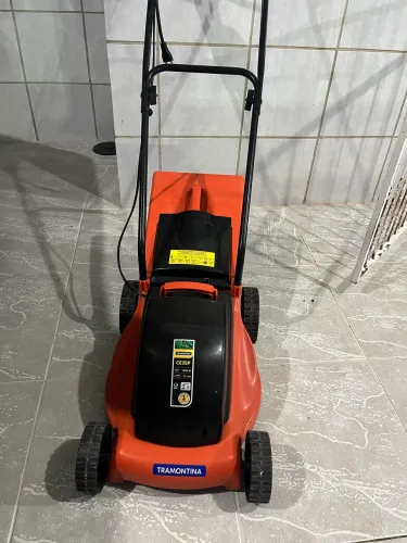 Cortador de grama elétrico. 