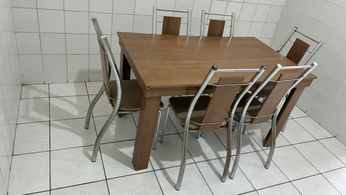 Mesa e cadeira 6 lugares 