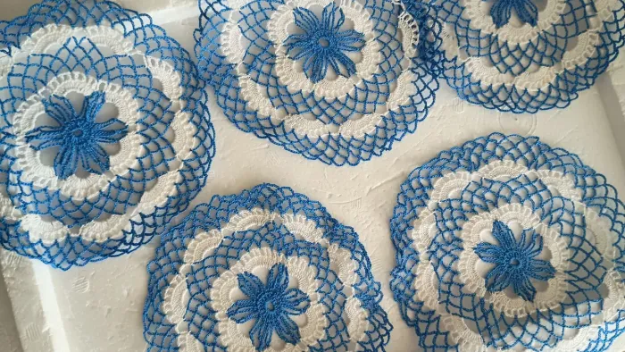 5 guardanapos azul e branco, D 14 cm