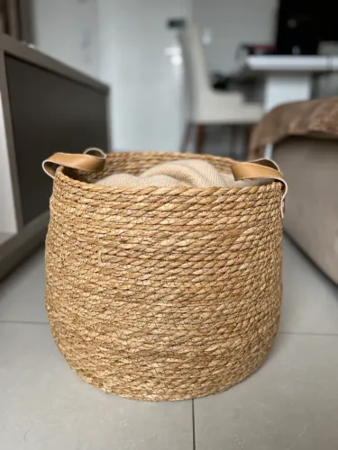 Cesto de Palha Redondo Decorativo com Alças de Couro