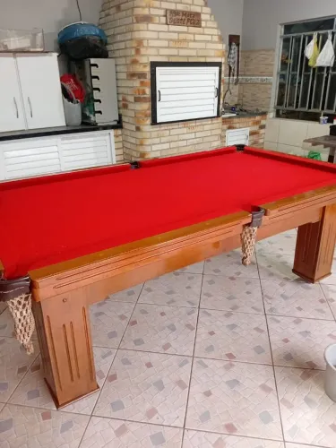 Mesa de sinuca / bilhar . Medeira com base de pedra.