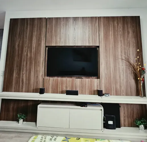 Painel madeira para TV **BAIXEI**