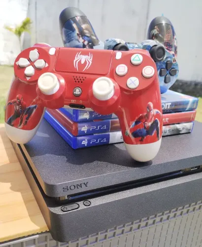 Playstation 4 slim 1TB com 3 jogos e 2 controles (Aceito Cartão)