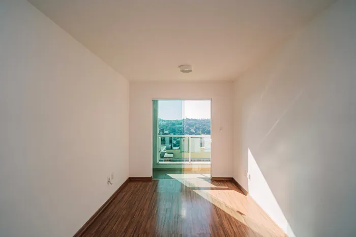 Locação - Apartamento em São Pedro com 2 quartos, varanda e 01 vaga de garagem