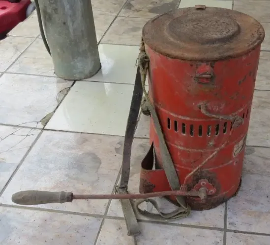 Antigo pulverizador de pó