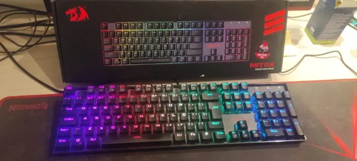 Teclado gamer RGB Redragon Mitra K551 PRETO RGB