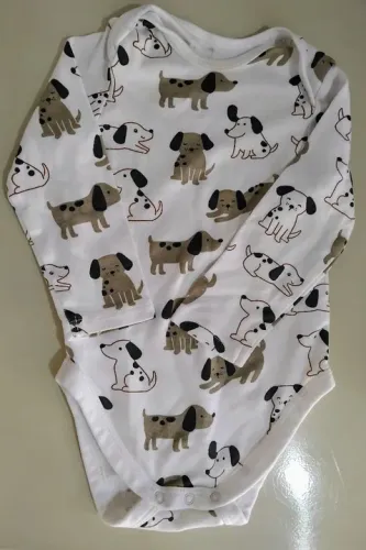 Um macacão curto para bebês de 9 meses