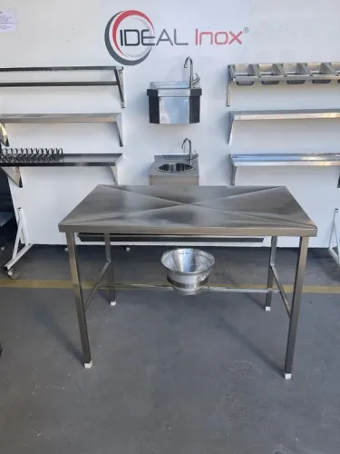 Mesa para veterinario, com balde coletor em inox