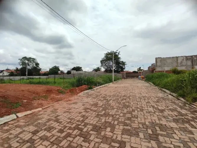 Escriturado 340 MTS com 10 de frente em condomínio perto da mansão imperial
