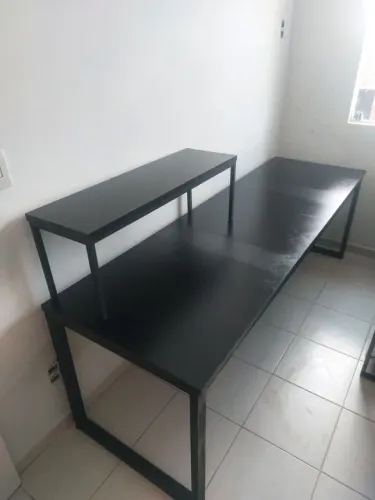Mesa reta com suporte