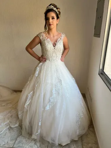 Vestido de noiva branco, renda e tule