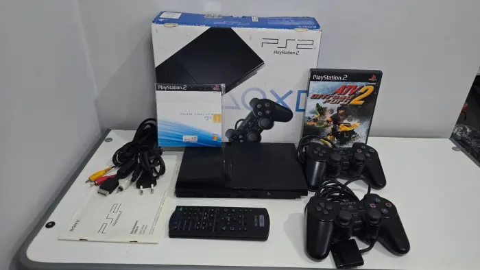 PS2 slim na caixa com 2 controles originais, controle remoto, cabos, manual, jogo original