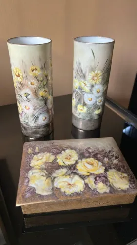 2 vasos de 25 cm de altura por 10 de diametro, com detalhes em amarelo e dourado, e caixa 