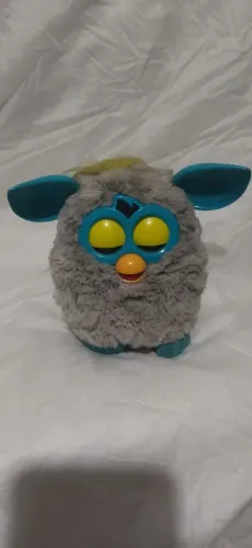 Furby cinza com olhos azuis