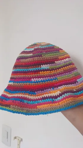 Chapéu de crochê colorido estilo da marca MIU MIU