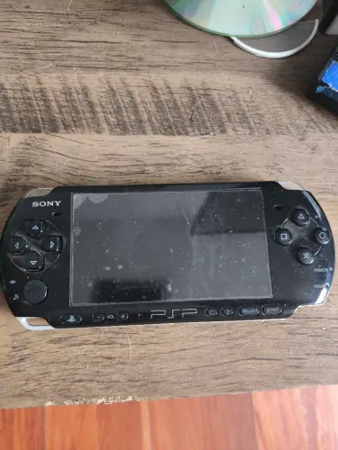 Leia o anúncio por PSP 3001 com jogos na memória SD 4gb original com marcas de uso 