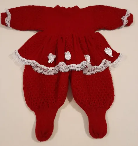 Conjunto de roupa de bebê vermelho com detalhes