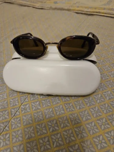 Óculos de sol, modelos de grife, perfeitos para o dia a dia, lentes em perfeito estado.