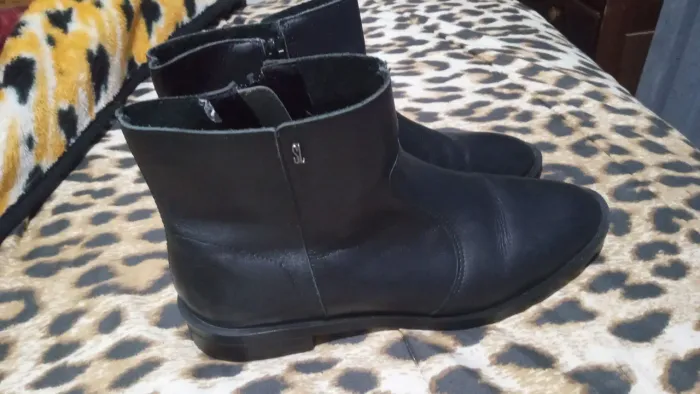 Bota feminina cano curto preta, Santa Lolla