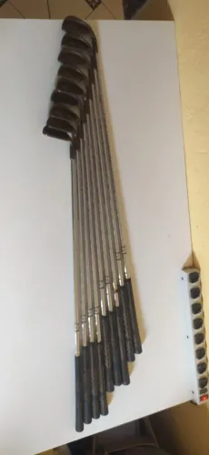 Grande Coleção com 32 tacos de golfe importados com bolsa, bolas e acessórios.