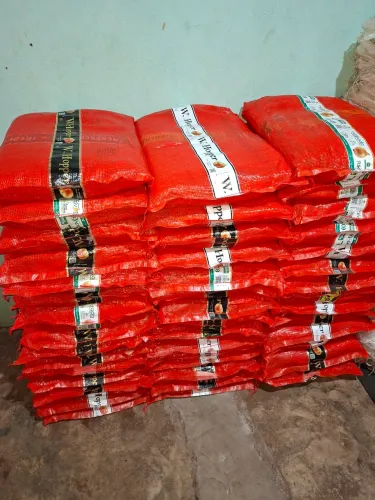 Telas vermelha usada de cebola e sacos de rafia