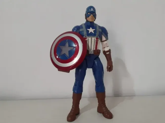 Boneco Capitão América 2011 Hasbro com 10 " com efeito de som e luz  R$ 120,00