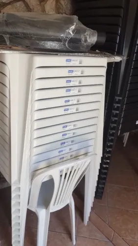 Mesas e cadeiras plásticas