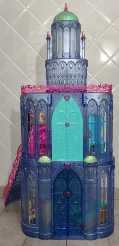 Barbie Castelo de diamante com móveis e bonecos