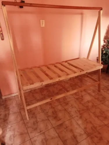 Arara de roupa artesanal com prateleira