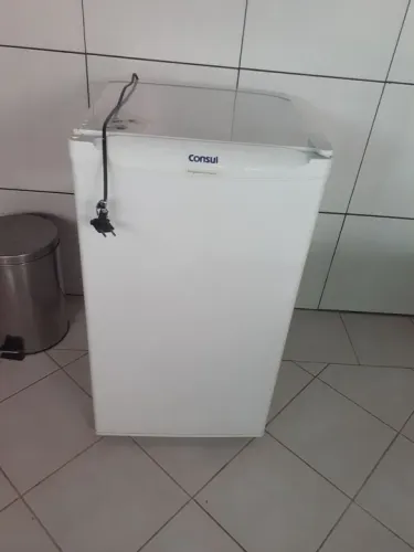 Geladeira frigobar Consul - Pequena e prática