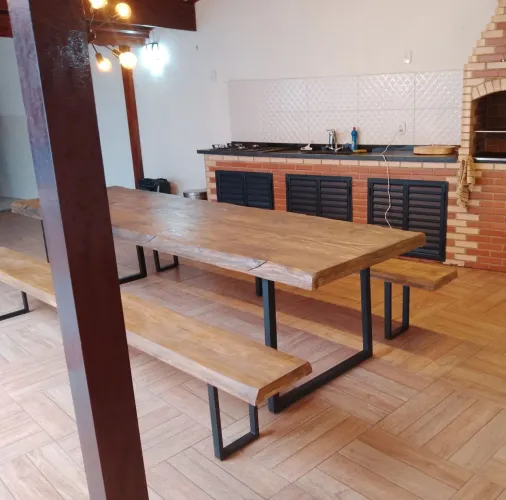 Mesa de jantar rústica com bancos