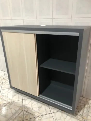 Armário com porta de correr e rodinhas
