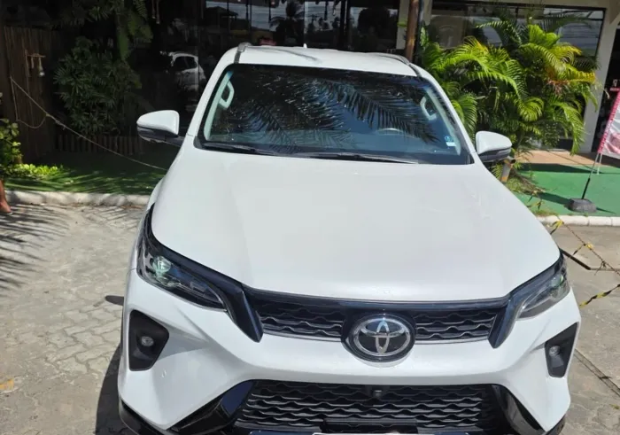 Hilux top.  07 lugares. 