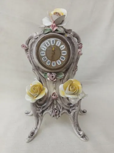 Relógio de Mesa Decorativo em Porcelana leia a descrição 