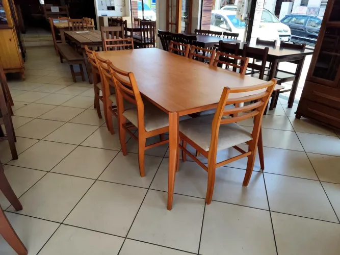 Mesa de jantar 8 cadeiras 