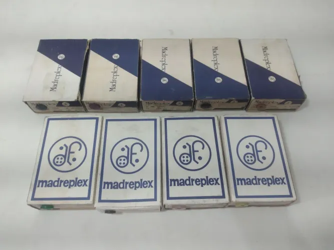 9 Caixa de botões antigos Madreplex anos 90