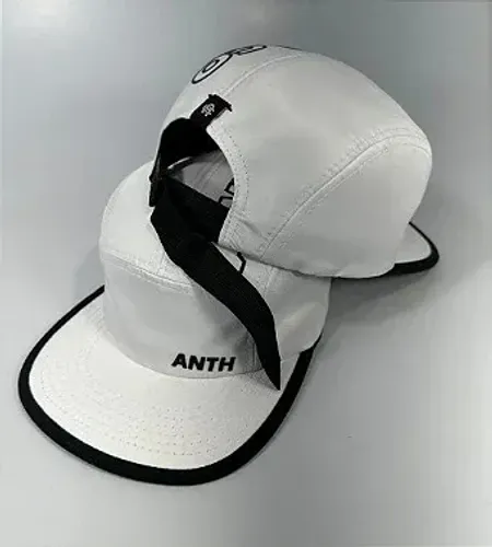 BONÉ FIVE PANEL RAMPA BRANCO DETALHES PRETO
