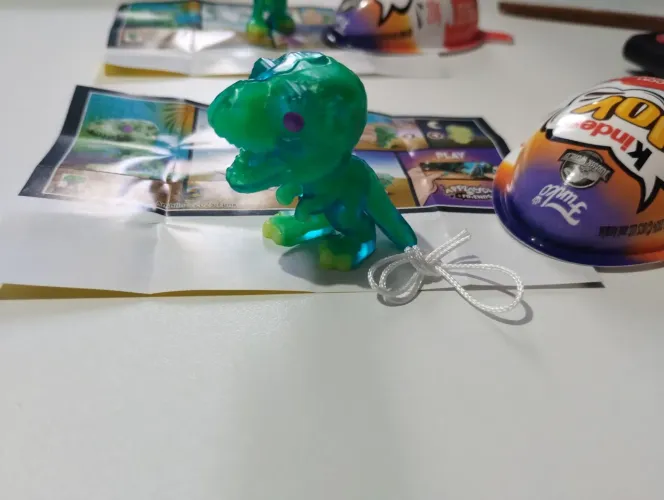 T-Rex que brilha no escuro - Jurassic World do Kinder Joy 