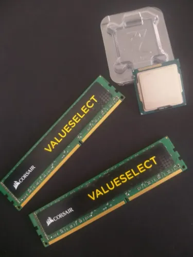 Duas Memórias RAM Corsair ValueSelect 8GB (Cada) DDR3