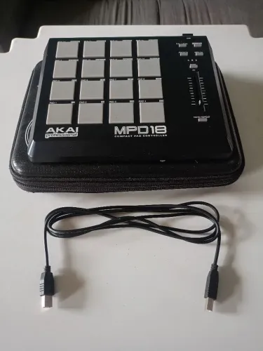 Sampleador Akai MPD18 impecável