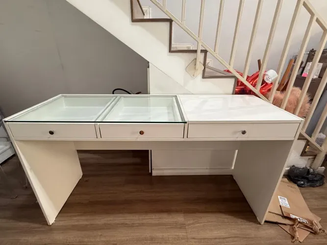 Mostruário de Joias Branco com Tampo de Vidro