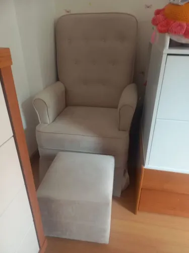 Poltrona de balanço para amamentação