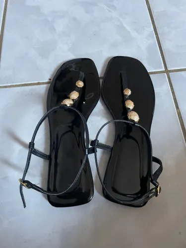 Sandália rasteirinha preta com detalhes dourados