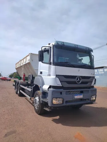 Caminhão de calcário Mb 3340 com Calcareadeira Fatritol 25000,aplica calcario e esterco