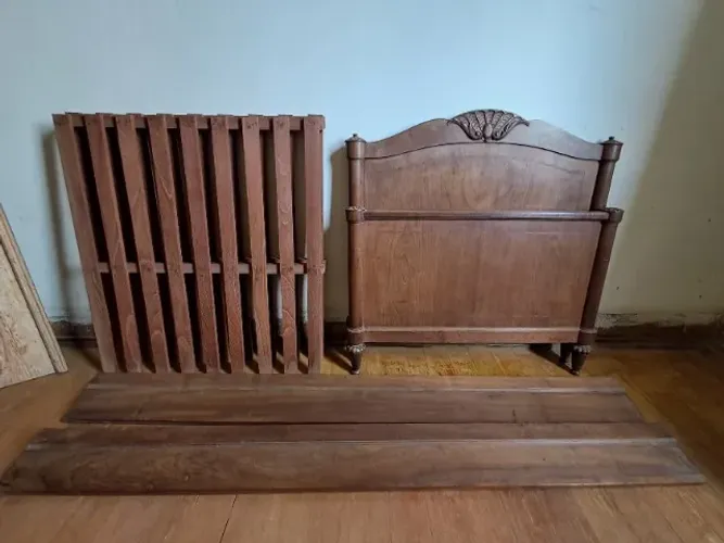 Cama de solteiro de madeira (antiguidade)
