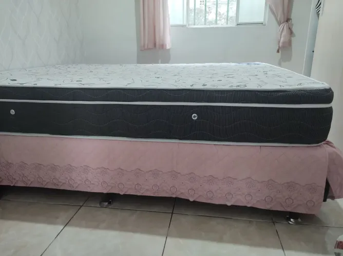 Cama Queen semi nova